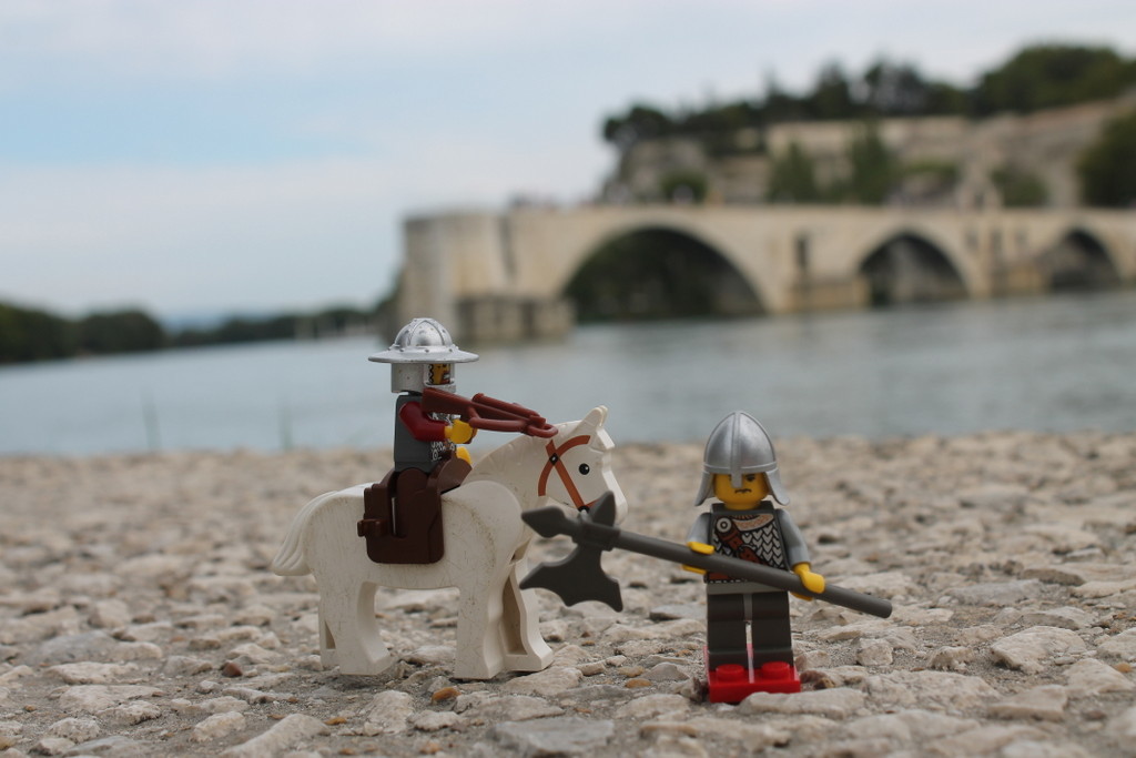 Sur le pont d'Avignon... maar dan toch enkel als je van de goede kant komt. Hoe komen ze erbij?