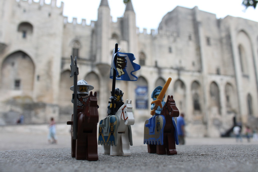 De ridderlijke vlag wapperde al boven het papenpaleis van Avignon, maar waar waren de andere riddertjes?